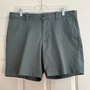 Men’s J. Crew Factory green flat front chino 7” inseam shorts. Size 34W.